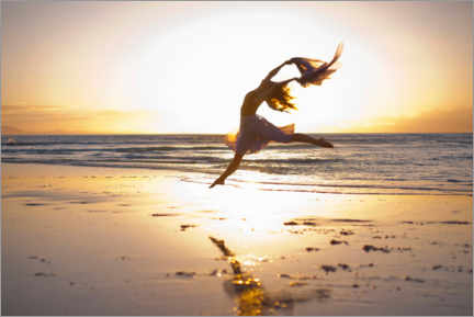 Poster Woman is dancing on the sunlit beach